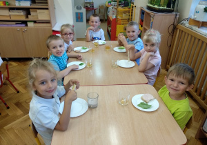 Dzieci na posiłku.
